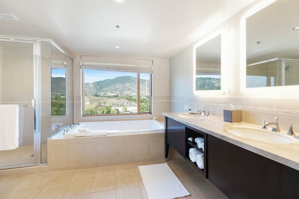 Superior Suite, 1 King Bed photo 2
