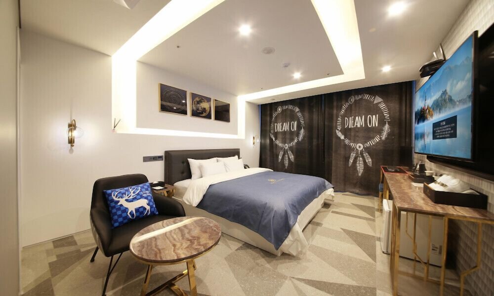 Standard Double Room - Photo 12
