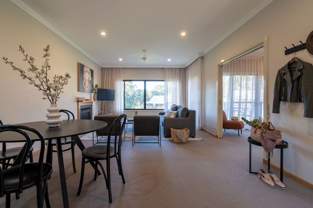 Superior Suite, Vineyard View photo 3