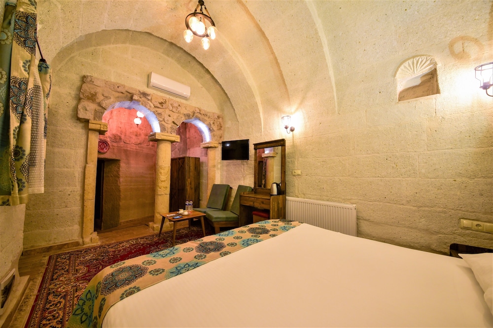 Royal Suite, Jetted Tub (Double) - Photo 13