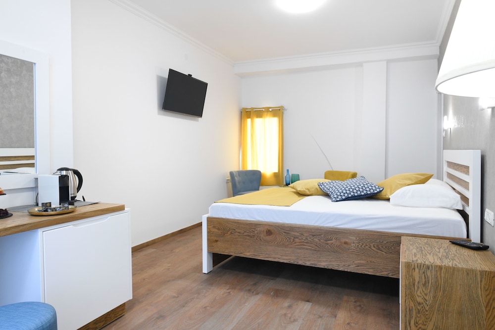 Deluxe Room, 1 Queen Bed photo 1