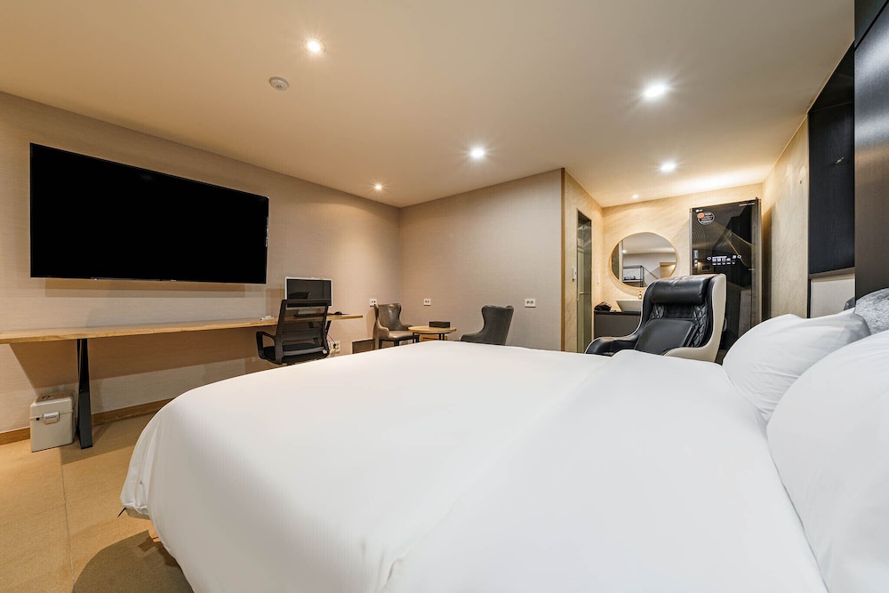 Luxury Suite, 1 Queen Bed, Non Smoking, Sauna photo 2