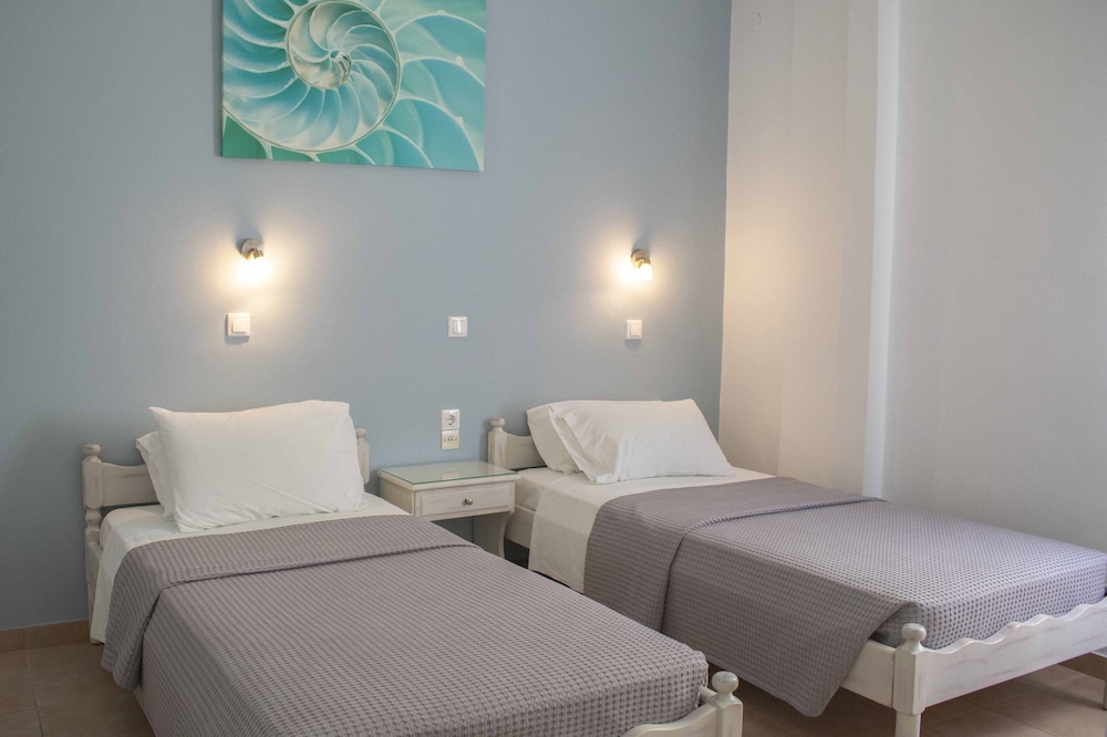 Economy Quadruple Room (No balcony)