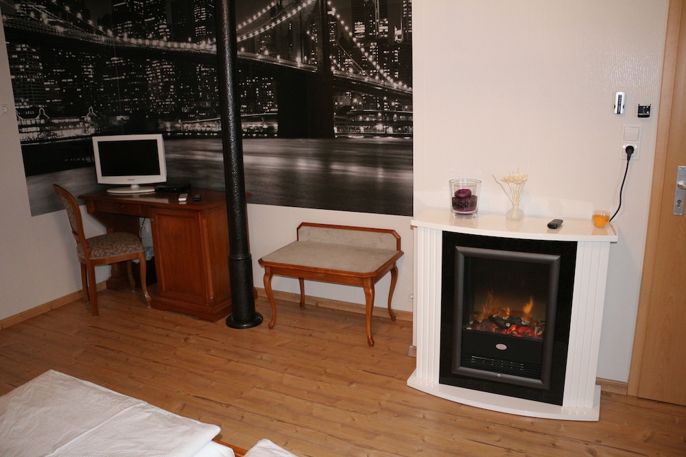 Premium Studio, 1 King Bed, Fireplace, Garden View photo 3