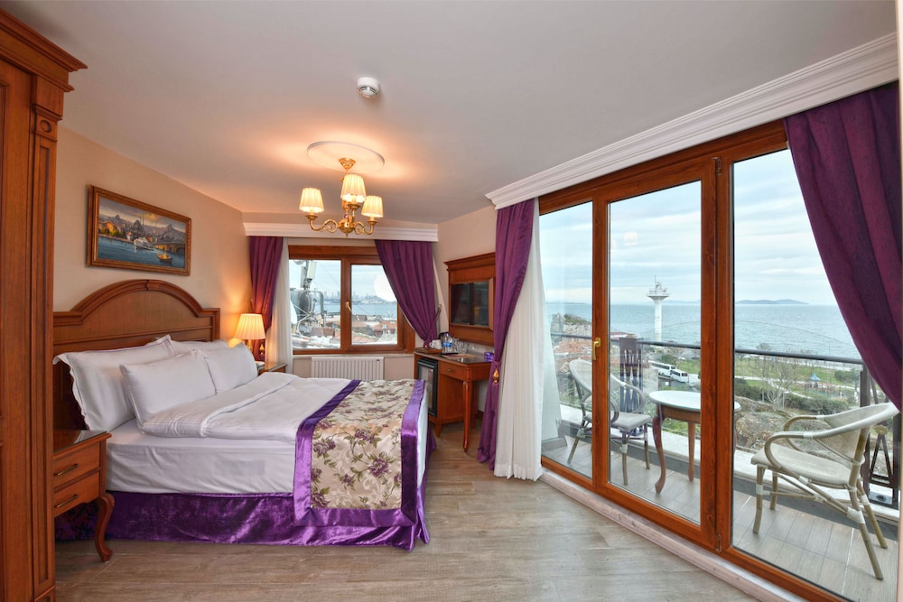 Executive Suite with Balcony, Sea View or Blue Mosque View photo 3