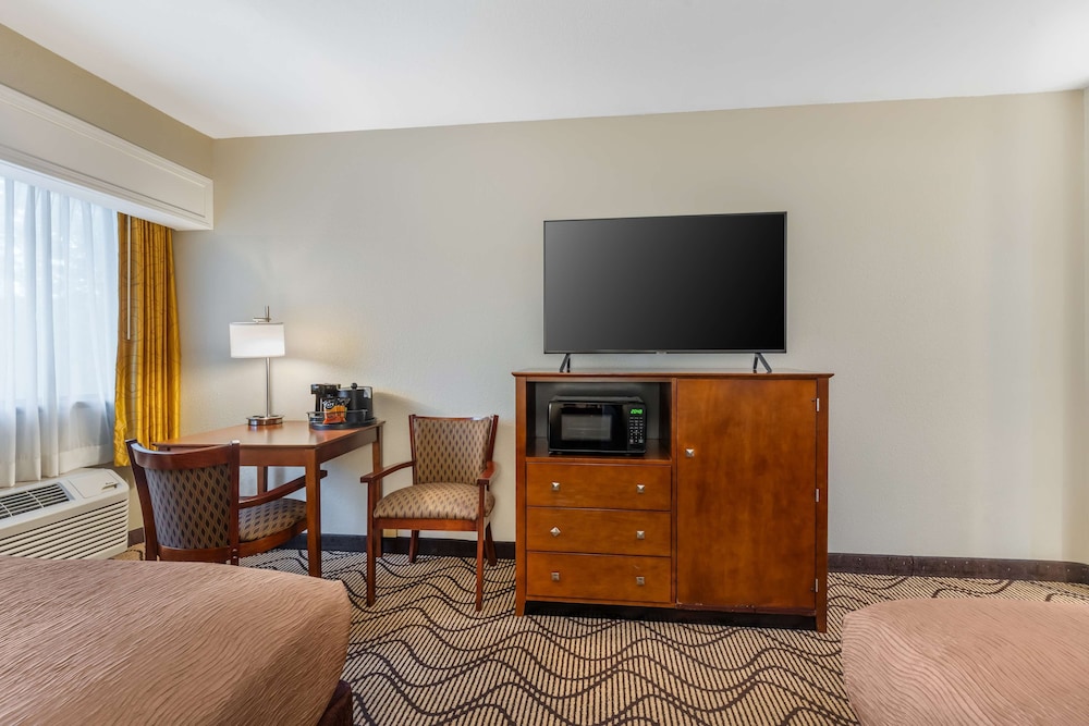 Standard Room, 2 Queen Beds, Non Smoking, Refrigerator & Microwave - Photo 2