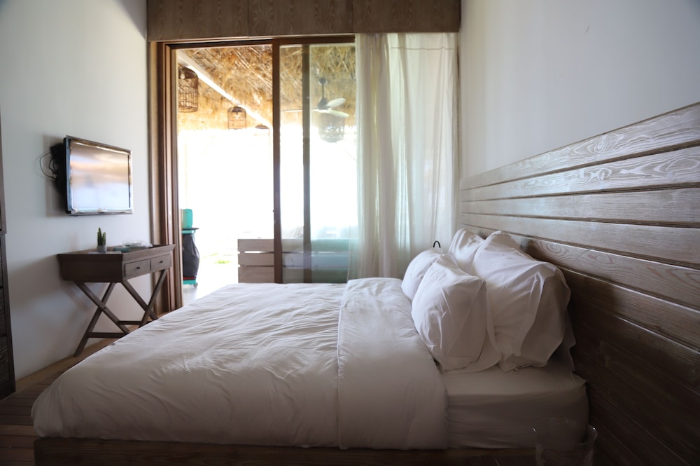 Deluxe Room, 1 King Bed, Beach View