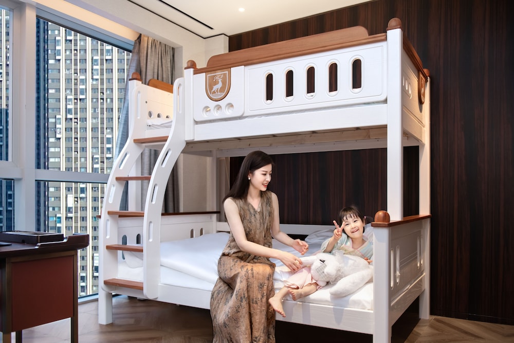 Family Suite, 1 Bedroom, Non Smoking, City View photo 2