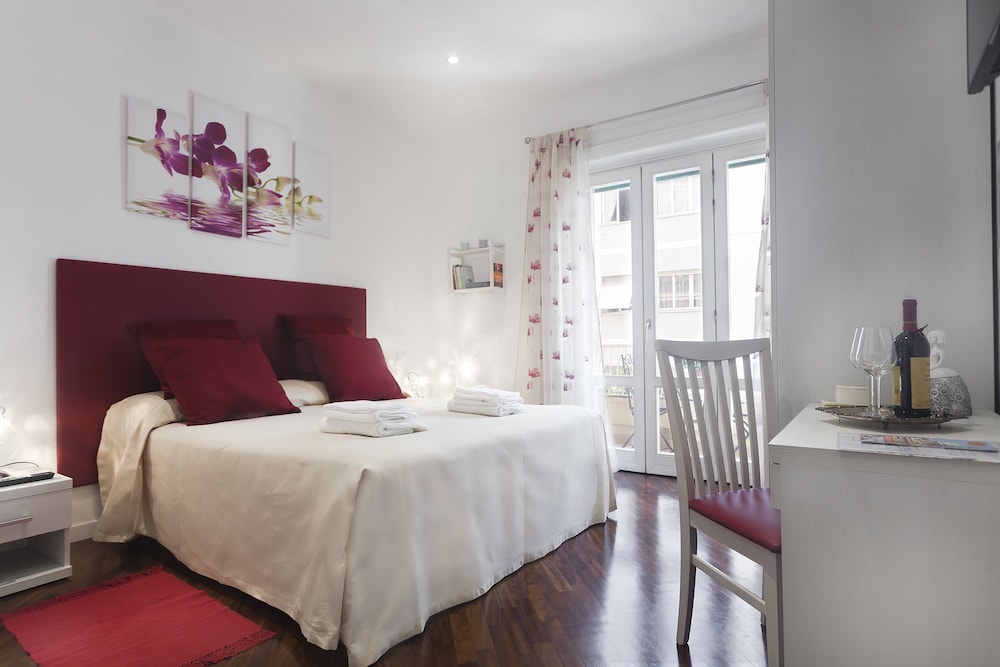 Cream and Red room (Alessia) photo 2