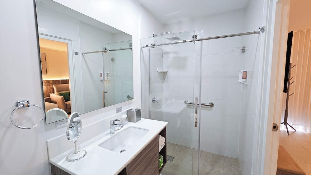 Standard Room, 1 King Bed, Non Smoking, Pool View