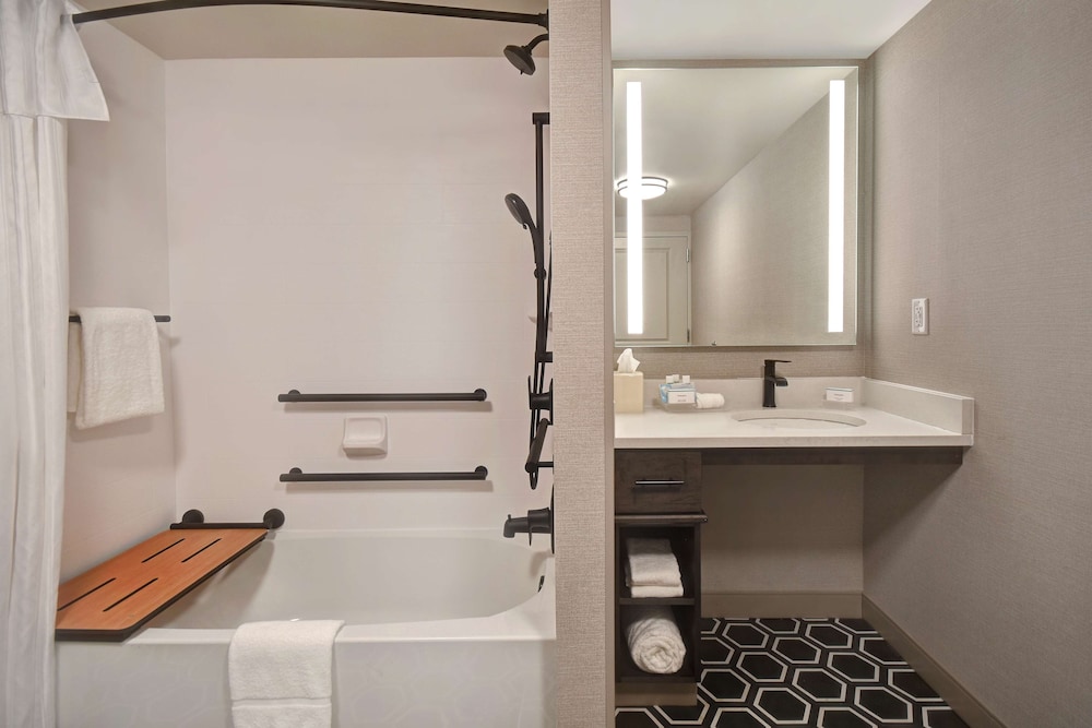 Suite, 2 Queen Beds, Accessible, Bathtub - Photo 9