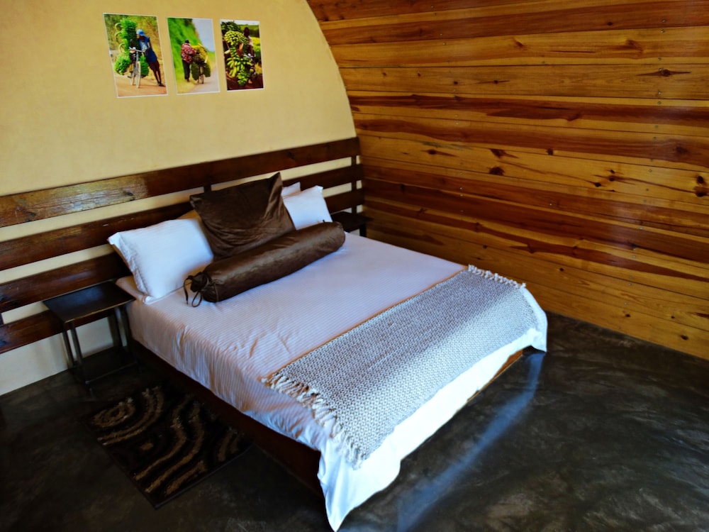 Classic Double Room, 1 Queen Bed, Ensuite, Poolside photo 2
