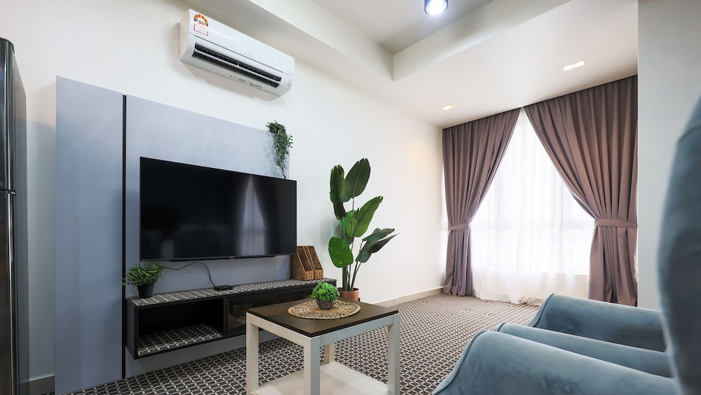 Royal Studio Suite, 1 Double Bed, Pool Access, City View photo 2