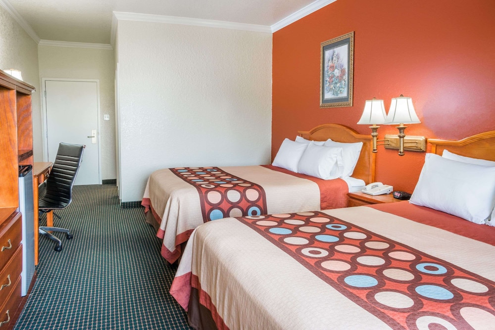 Standard Room, 2 Queen Beds - Photo 1