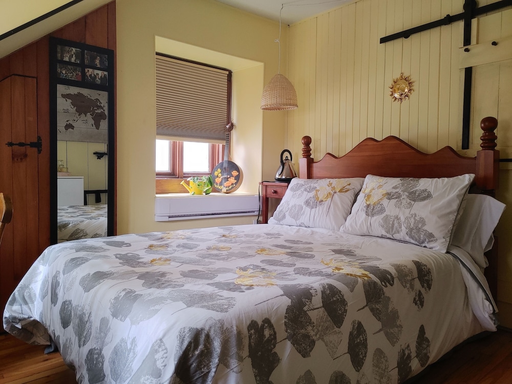 Economy Single Room, 1 Double Bed, Shared Bathroom, Park View photo 2
