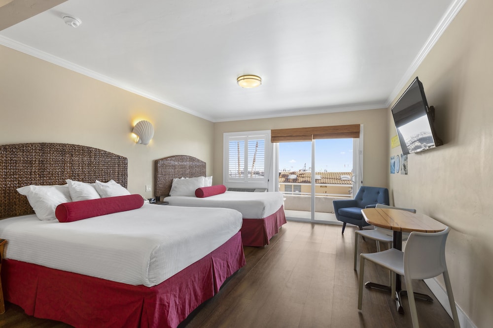 2 Queen Beds, Ocean View with Balcony & Kitchen - Photo 1