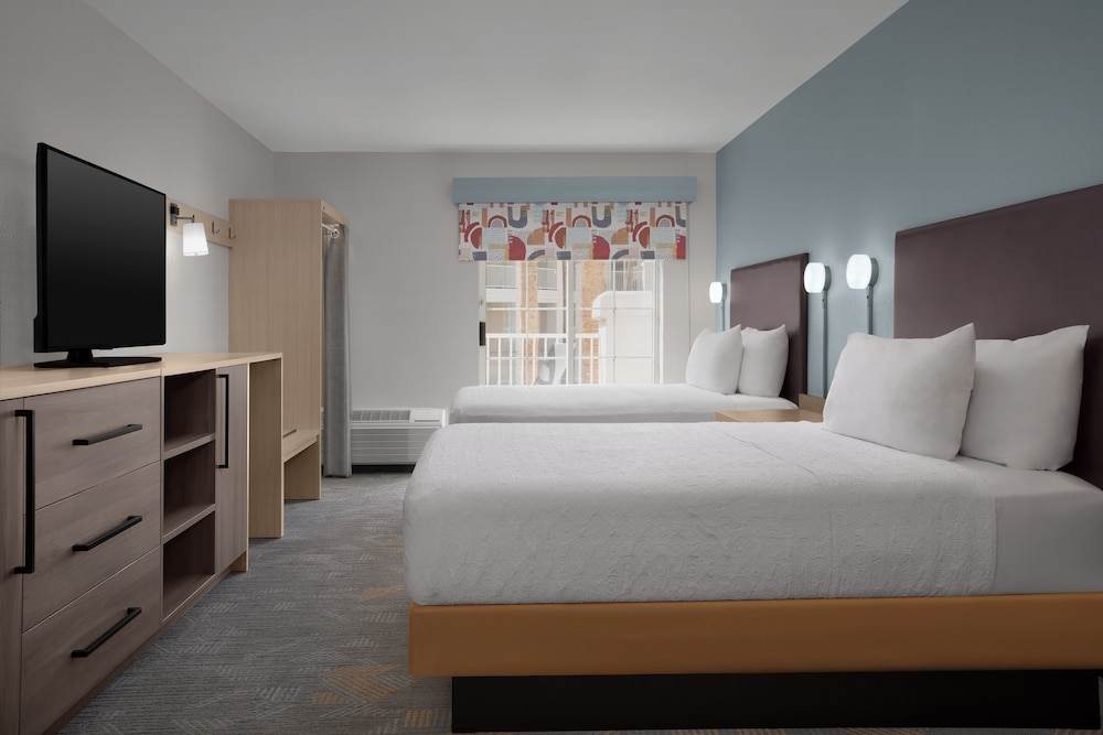 Studio, 2 Queen Beds, Accessible, Bathtub (Mobility & Hearing, Balcony) - Photo 4