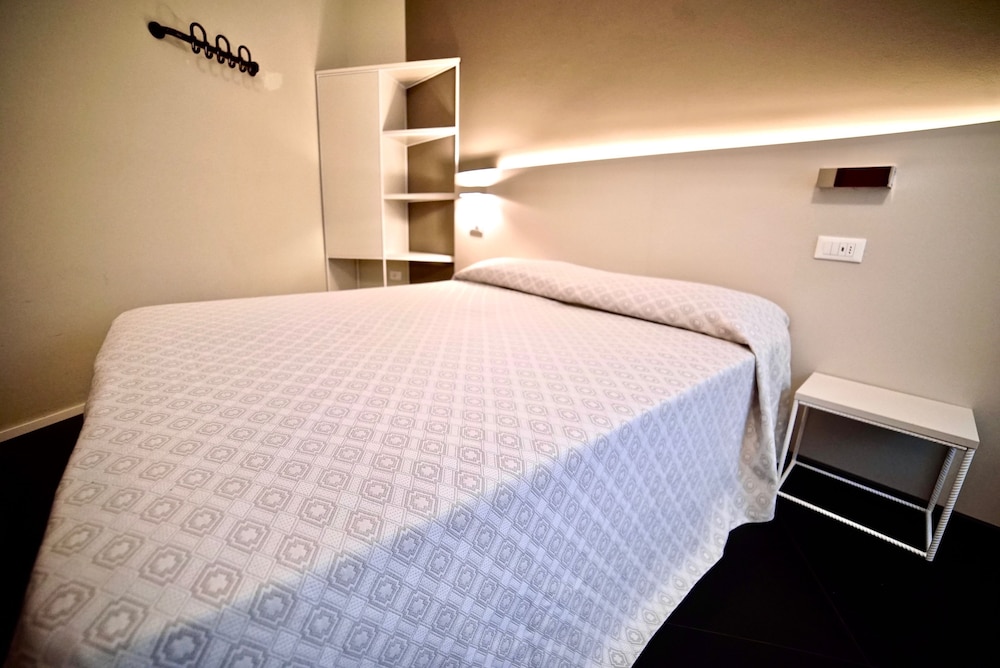 Classic Double or Twin Room, Ensuite - Photo 2
