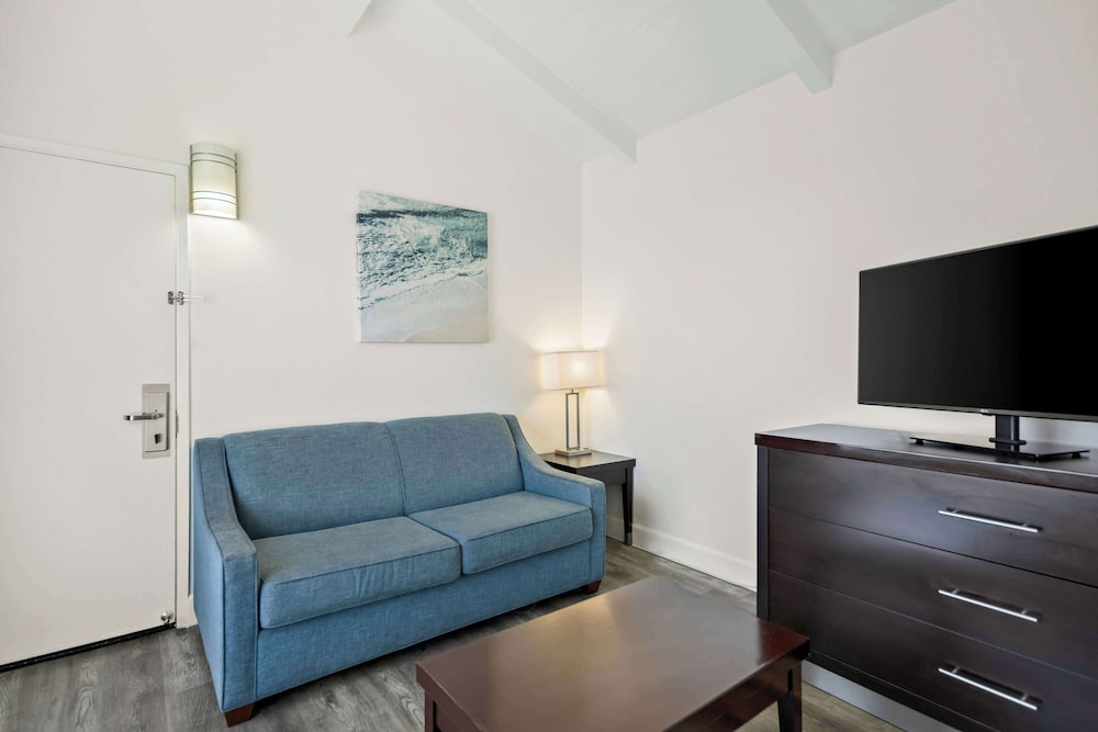 Suite, 1 King Bed, Non Smoking, Partial Ocean View photo 1