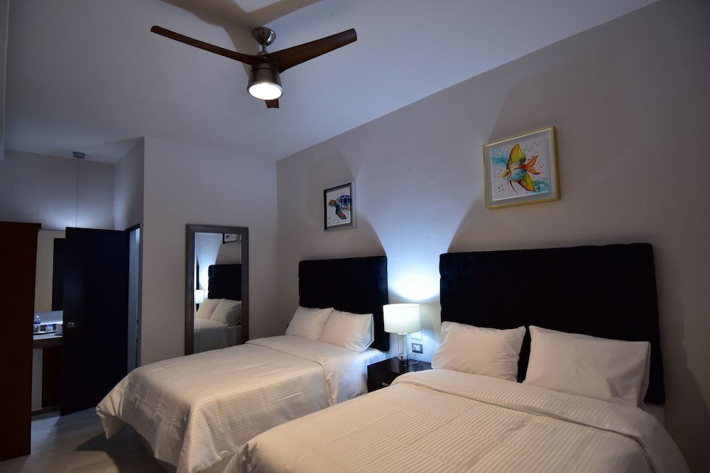 Quadruple Room, 2 Queen Beds photo 2