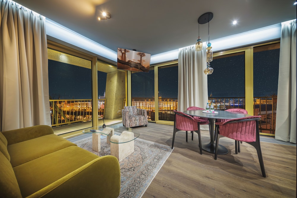 Presidental with balcony and river view photo 1