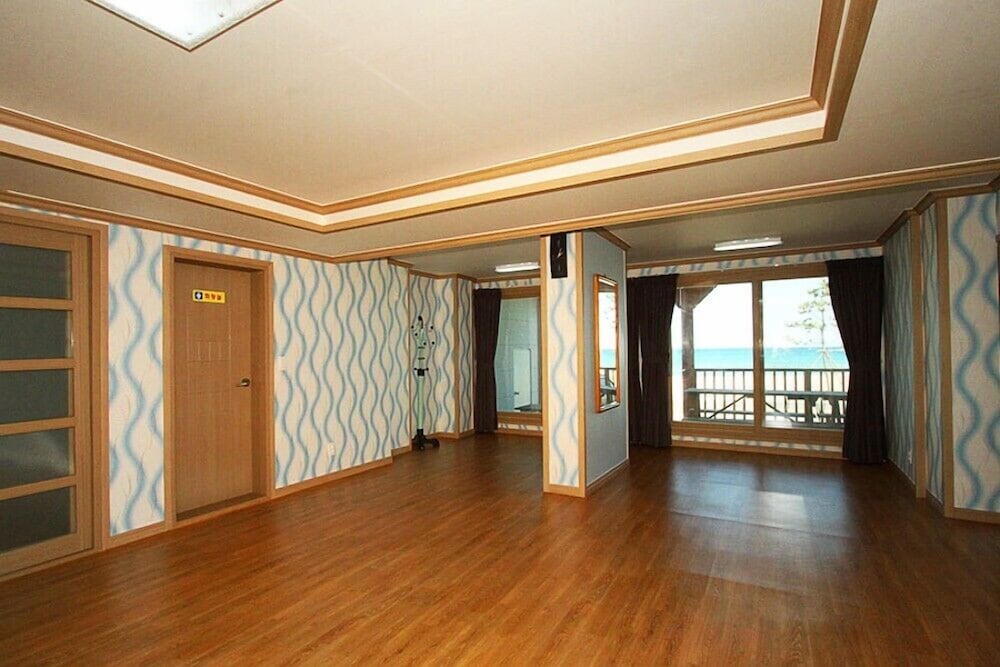 Room (101) - Photo 2