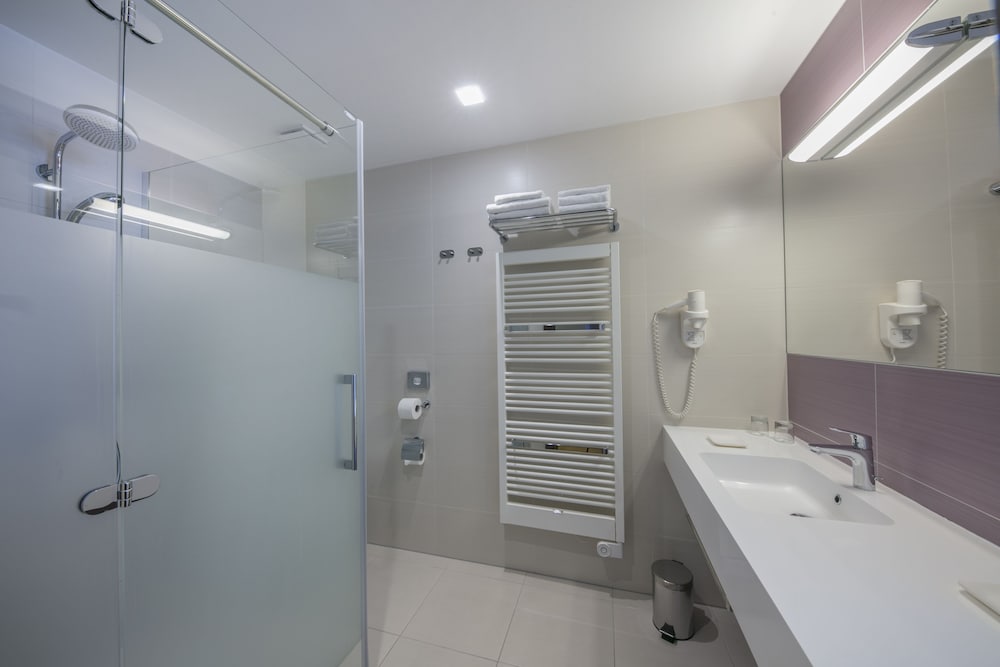 Standard Twin Room with Extra Bed - Photo 6