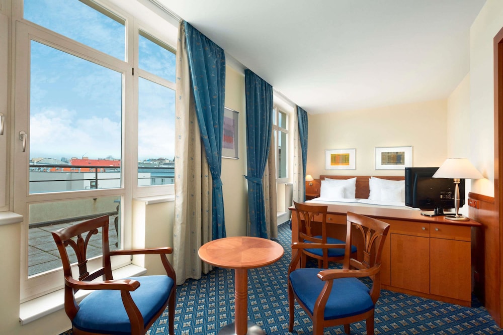 Business Room, 1 King Bed, Non Smoking - Photo 1