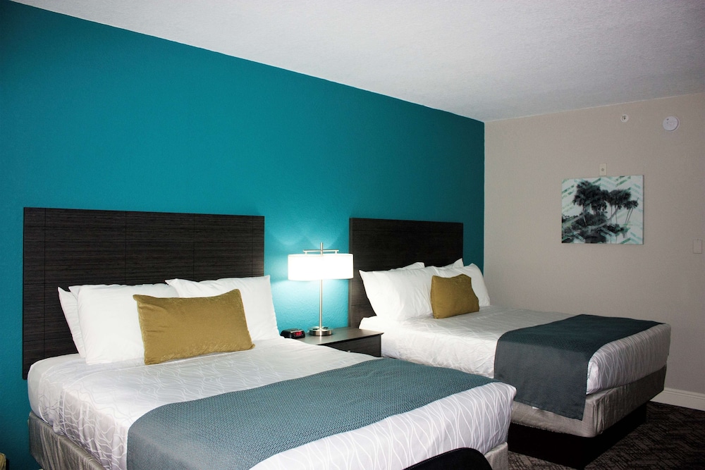 Standard Suite, 2 Queen Beds, Non Smoking, Refrigerator & Microwave (Shower Only;with Sofabed) - Photo 7