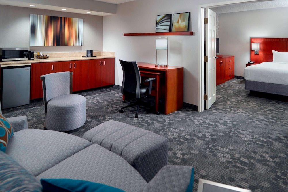 Suite, 1 King Bed with Sofa bed (One Bedroom) - Photo 2