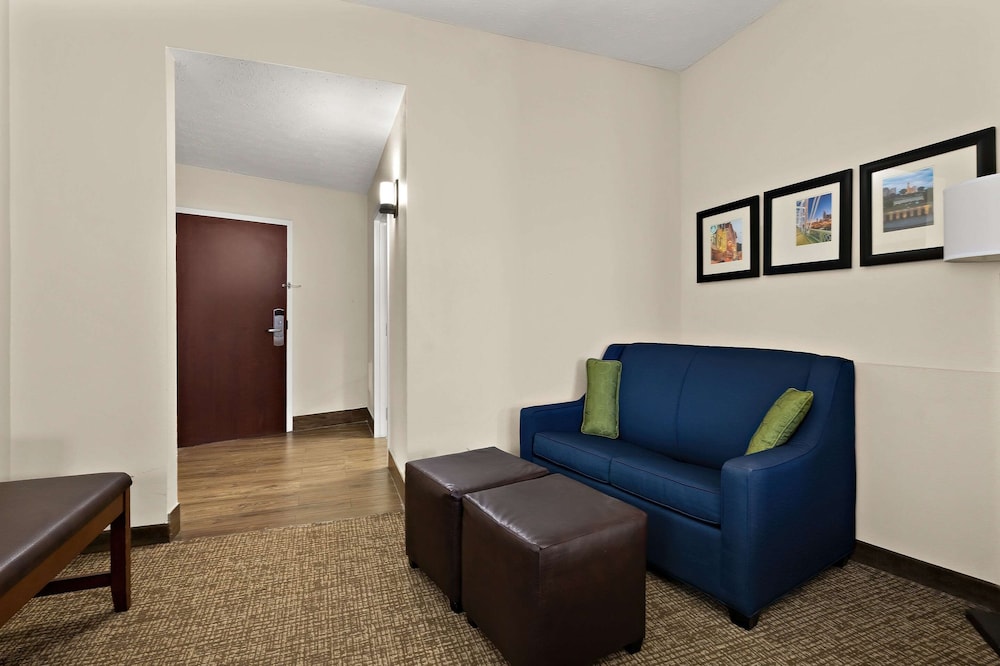 Suite, Multiple Beds, Non Smoking - Photo 4