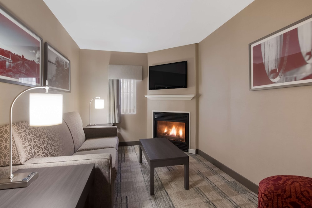 Superior Suite, 1 King Bed with Sofa bed, Non Smoking, Jetted Tub (with Sofabed) - Photo 1