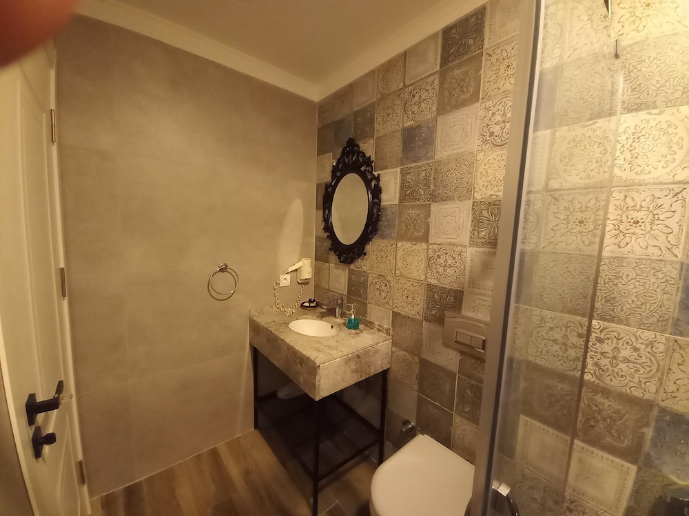 Standard Quadruple Room - Photo 12