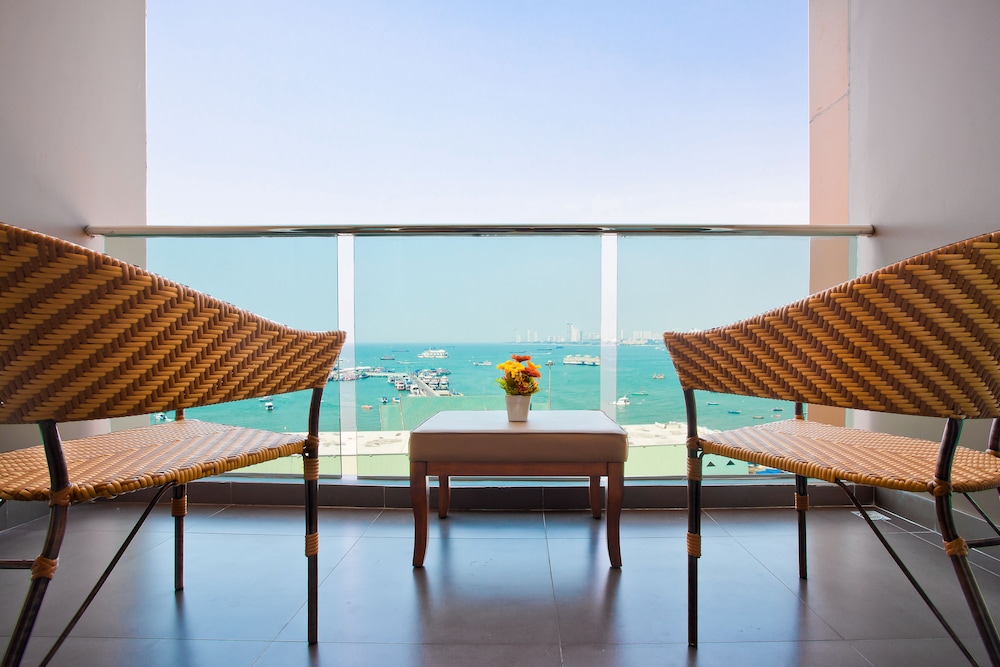 Deluxe Room, Ocean View thumbnail 5