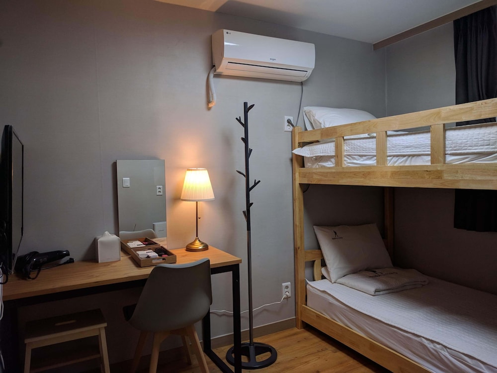 Economy Twin Room, Non Smoking photo 1
