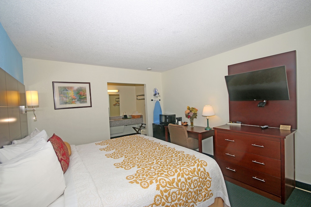Standard Room, 1 King Bed, Non Smoking - Photo 1