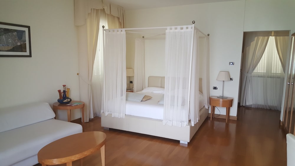 Deluxe Suite, Sea View photo 2