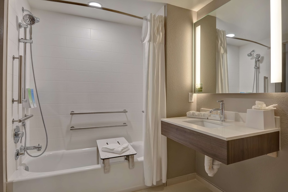 Studio, 1 King Bed, Accessible, Bathtub photo 2
