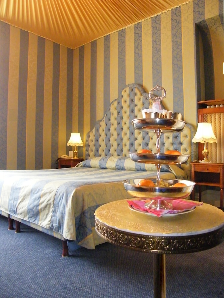 Deluxe Double or Twin Room, Ensuite photo 2