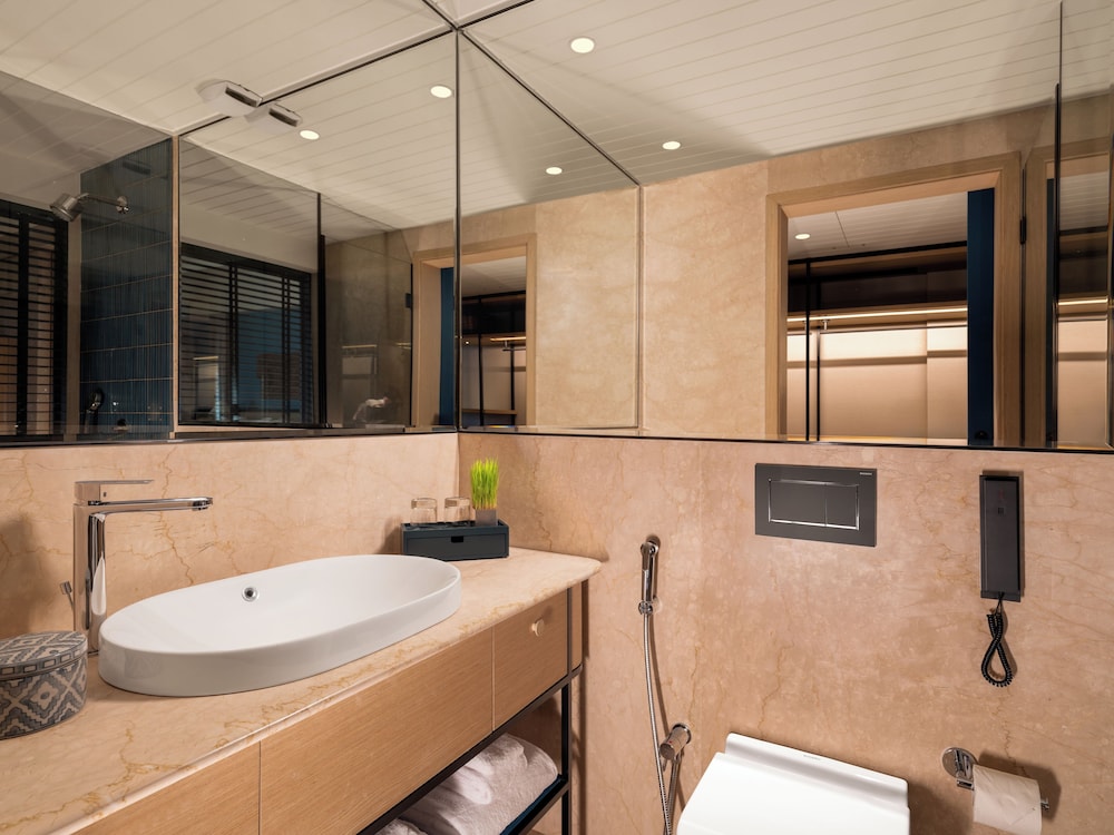 DELUXE SUITE WITH 1 KING BED - LOUNGE ACCESS WITH COCKTAIL HOURS & ONE WAY AIRPORT TRANSFER