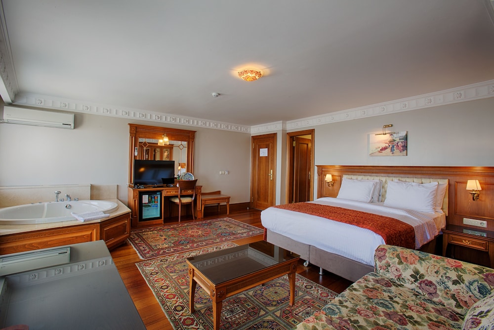 Superior Room, 1 King Bed with Sofa bed, Jetted Tub, Sea View