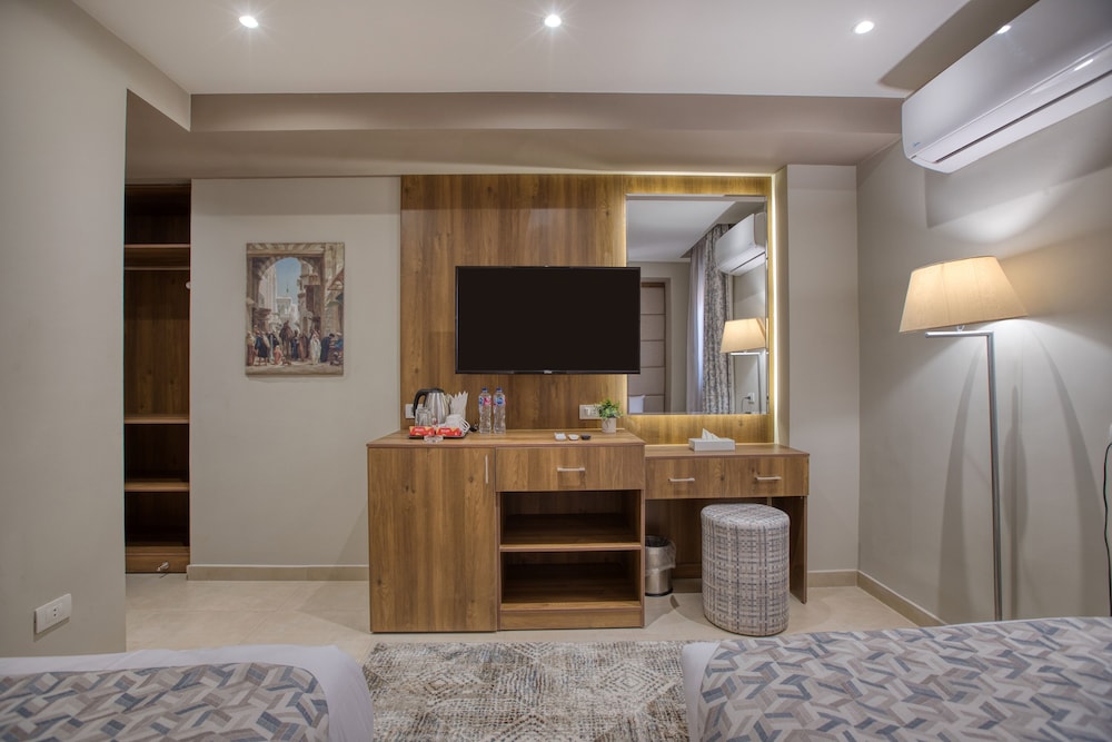 Economy Double Room thumbnail 5