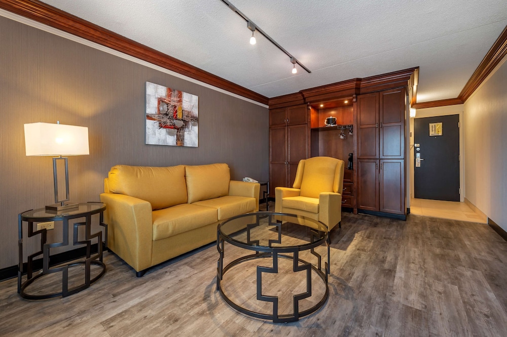Suite, 1 Queen Bed, Non Smoking, Refrigerator - Photo 1
