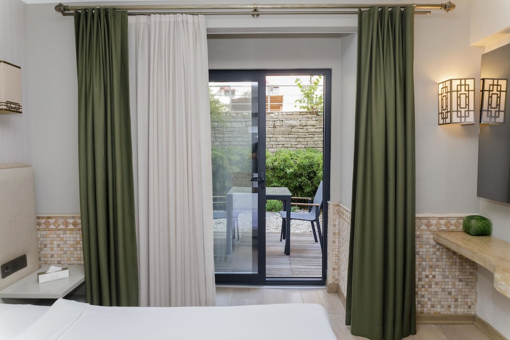 Room, Balcony, Garden Area photo 2