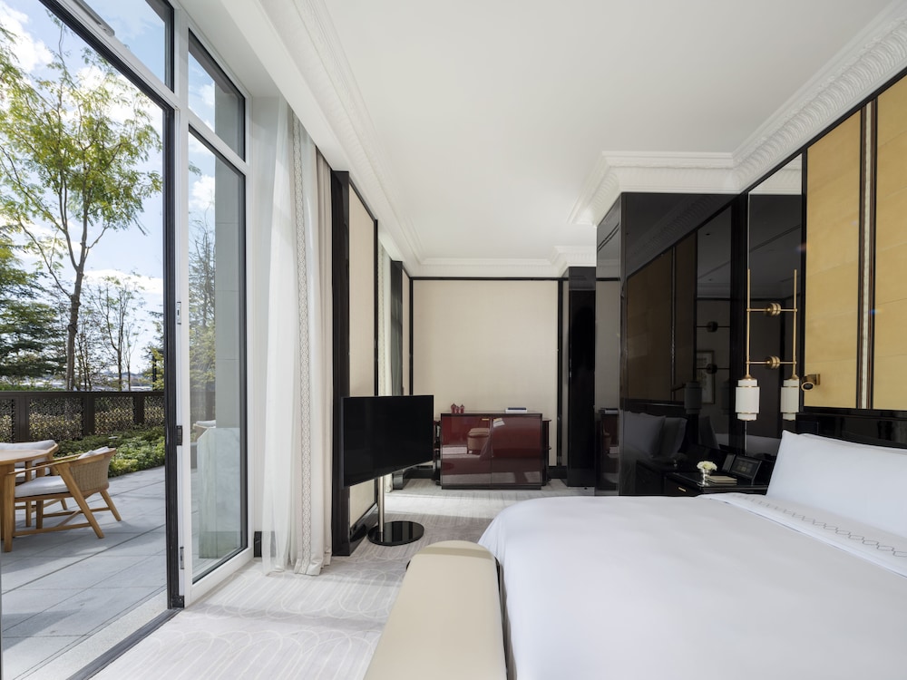 Superior Suite With Garden, 1 King Bed with Sofa Bed photo 2