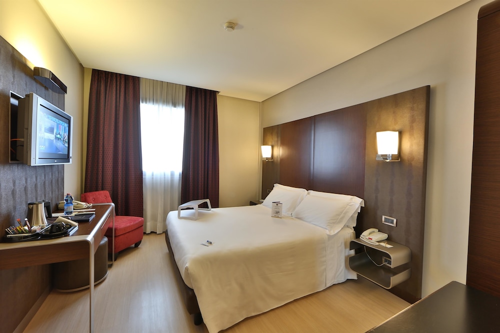 Standard Room, Multiple Beds - Photo 3