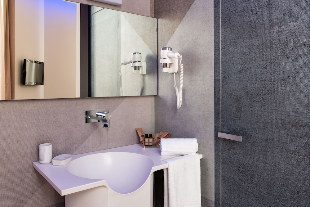 Luxury Suite, 1 Bedroom, Balcony - Photo 15
