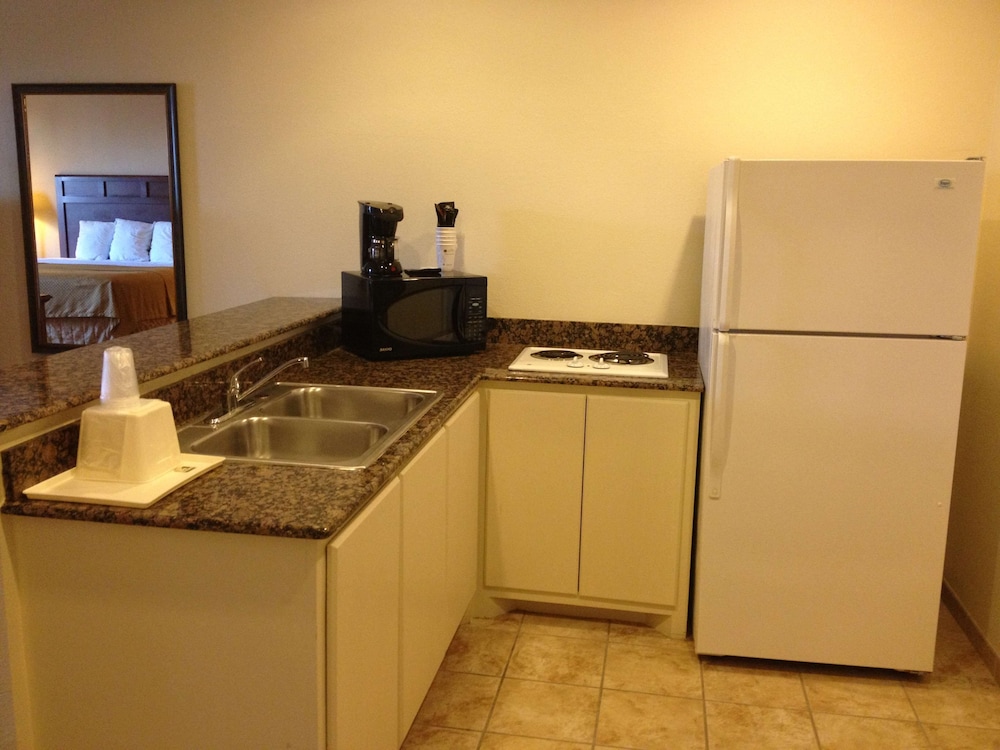 Suite, 1 King Bed, Accessible, Non Smoking (with Single Sofabed) photo 2
