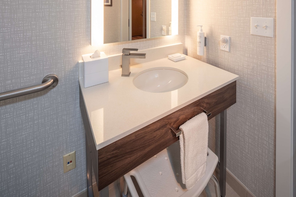 Room, 2 Queen Beds, Accessible (Roll-In Shower) - Photo 3