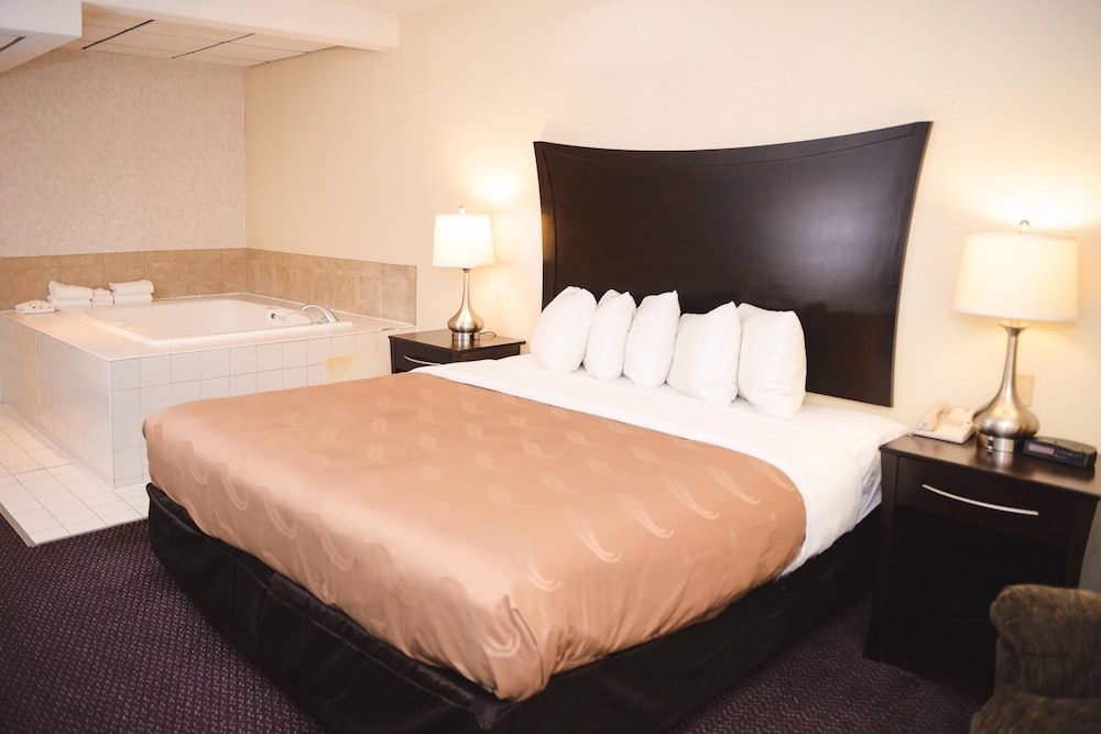 Suite, 1 King Bed, Non Smoking, Jetted Tub - Photo 1